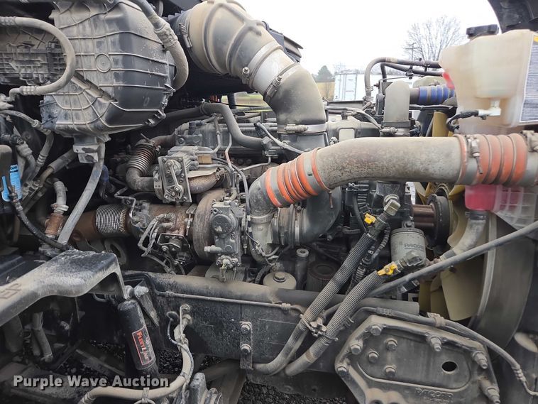 image for item DU2542 2015 Peterbilt 579 semi truck