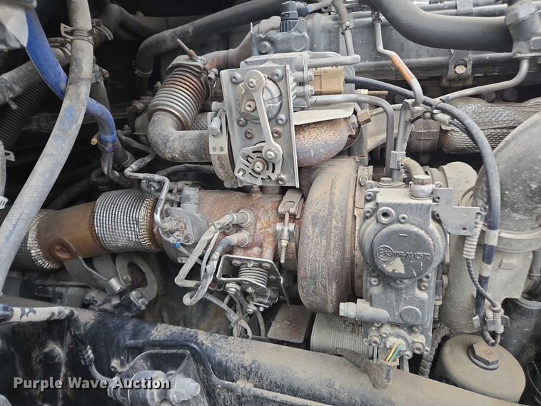 image for item DU2542 2015 Peterbilt 579 semi truck