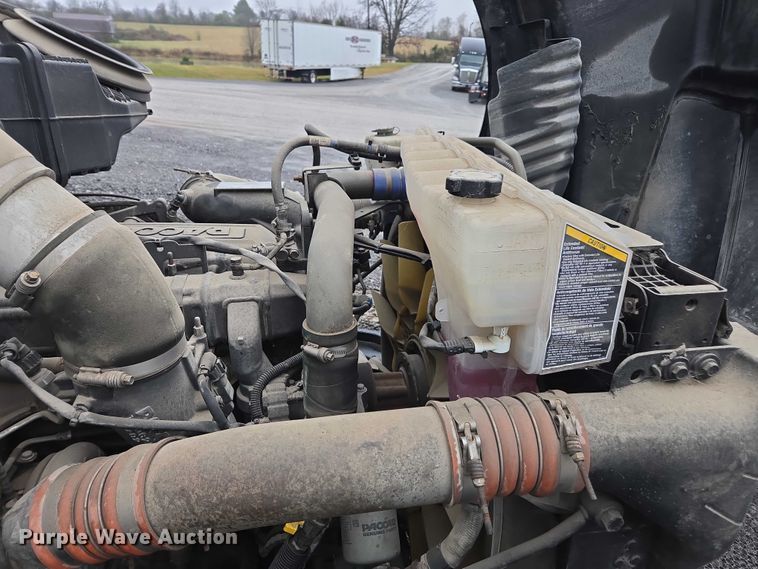 image for item DU2542 2015 Peterbilt 579 semi truck