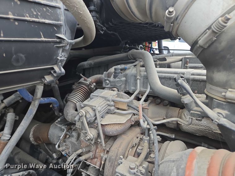 image for item DU2542 2015 Peterbilt 579 semi truck