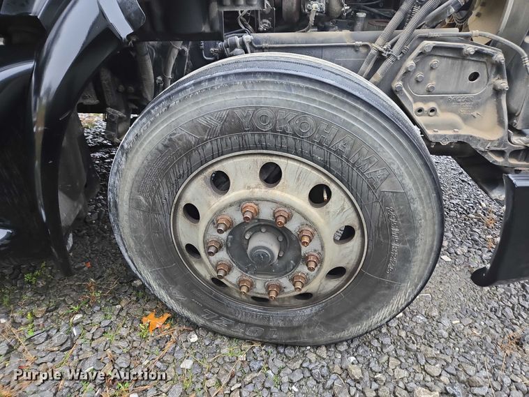 image for item DU2542 2015 Peterbilt 579 semi truck