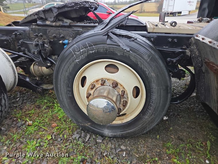 image for item DU2542 2015 Peterbilt 579 semi truck