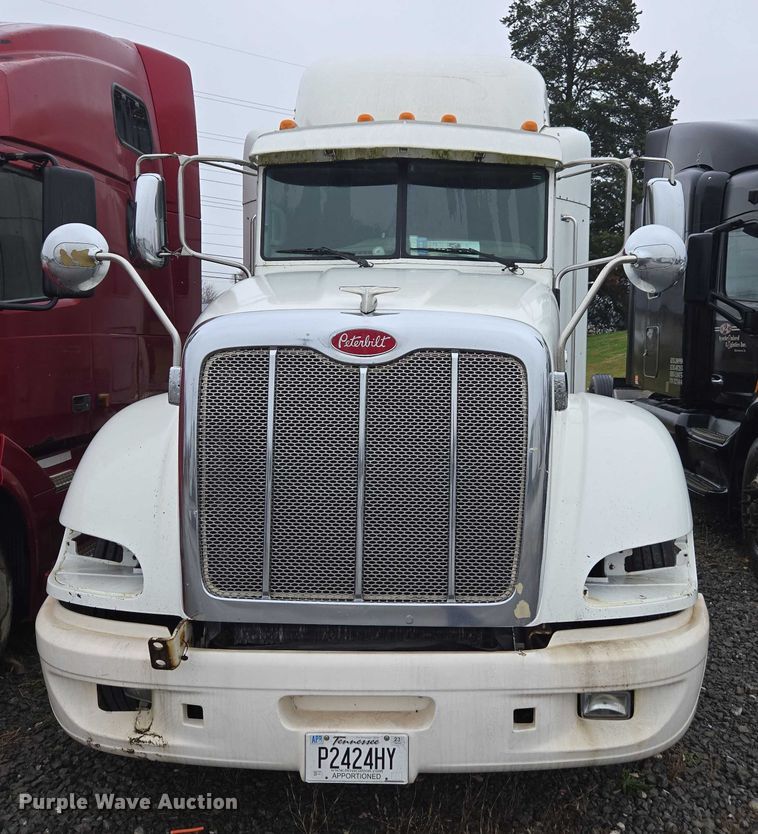 image for item DU2543 2013 Peterbilt 386 semi truck