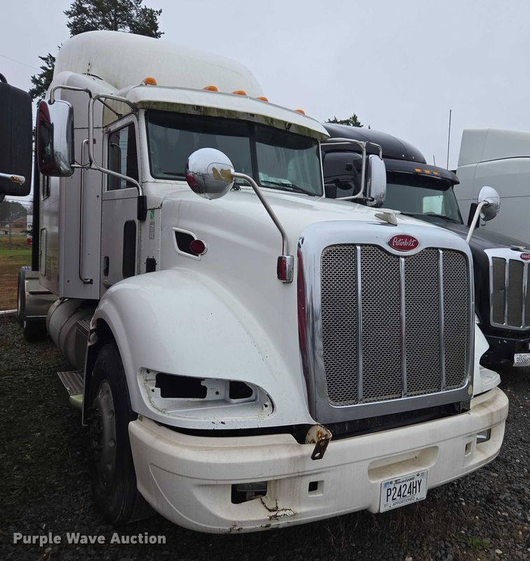 image for item DU2543 2013 Peterbilt 386 semi truck