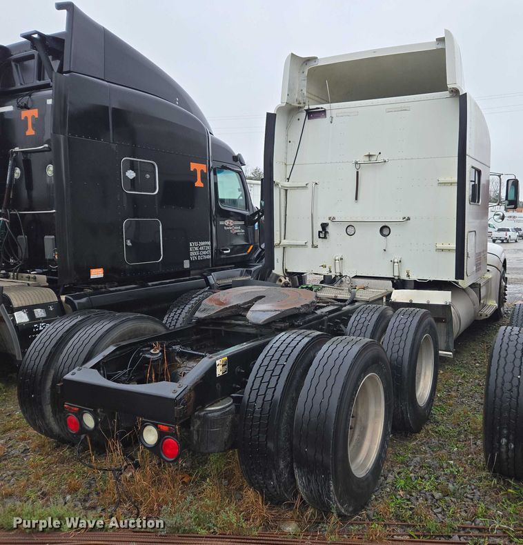 image for item DU2543 2013 Peterbilt 386 semi truck