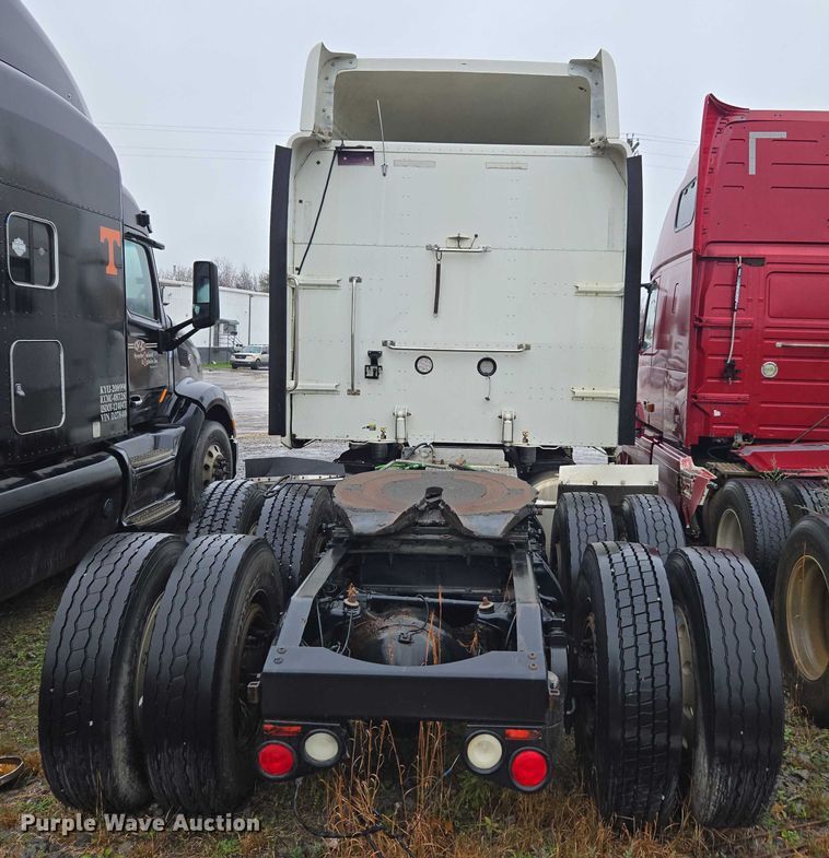 image for item DU2543 2013 Peterbilt 386 semi truck