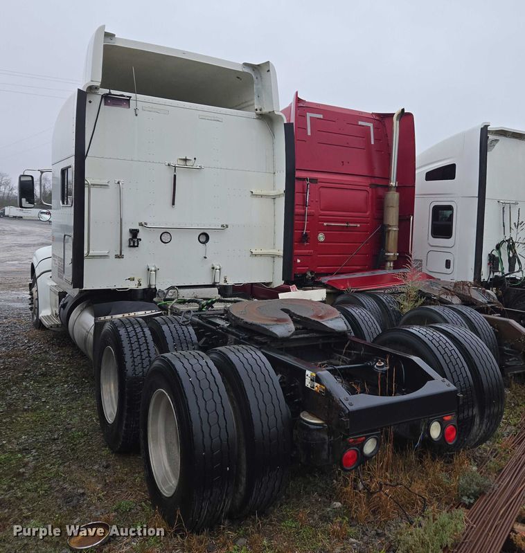 image for item DU2543 2013 Peterbilt 386 semi truck