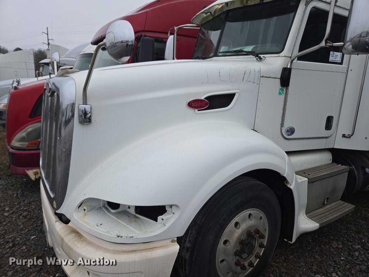 image for item DU2543 2013 Peterbilt 386 semi truck