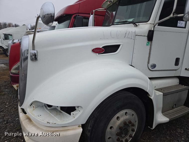 image for item DU2543 2013 Peterbilt 386 semi truck