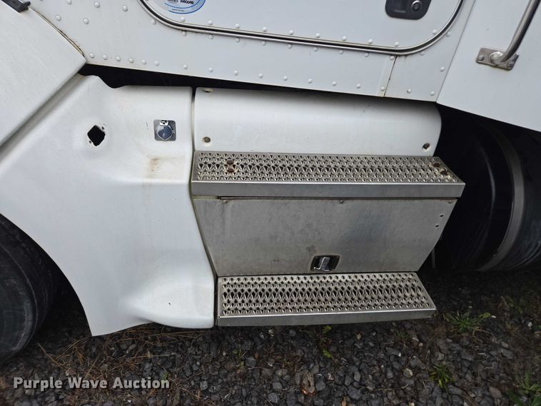 image for item DU2543 2013 Peterbilt 386 semi truck