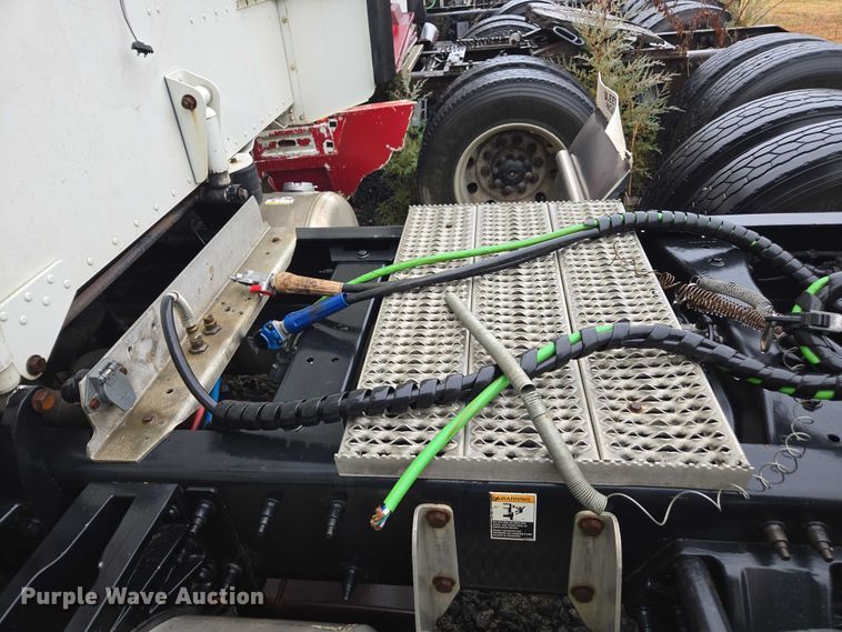 image for item DU2543 2013 Peterbilt 386 semi truck