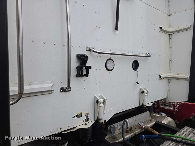 image for item DU2543 2013 Peterbilt 386 semi truck