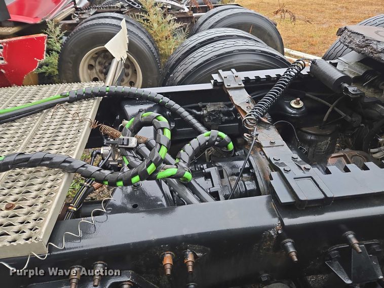 image for item DU2543 2013 Peterbilt 386 semi truck