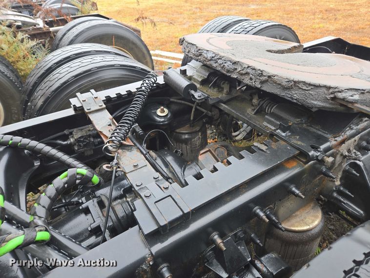 image for item DU2543 2013 Peterbilt 386 semi truck