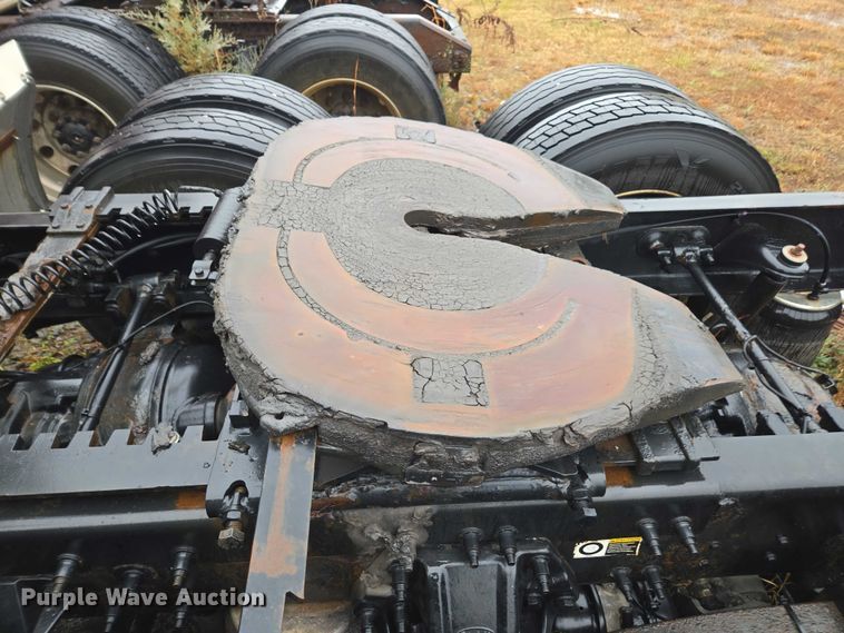 image for item DU2543 2013 Peterbilt 386 semi truck