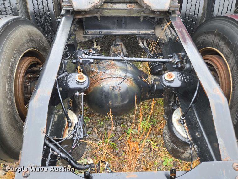 image for item DU2543 2013 Peterbilt 386 semi truck