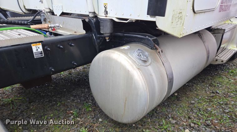 image for item DU2543 2013 Peterbilt 386 semi truck