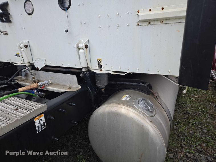 image for item DU2543 2013 Peterbilt 386 semi truck