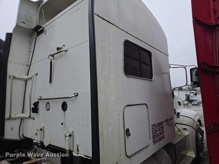 image for item DU2543 2013 Peterbilt 386 semi truck