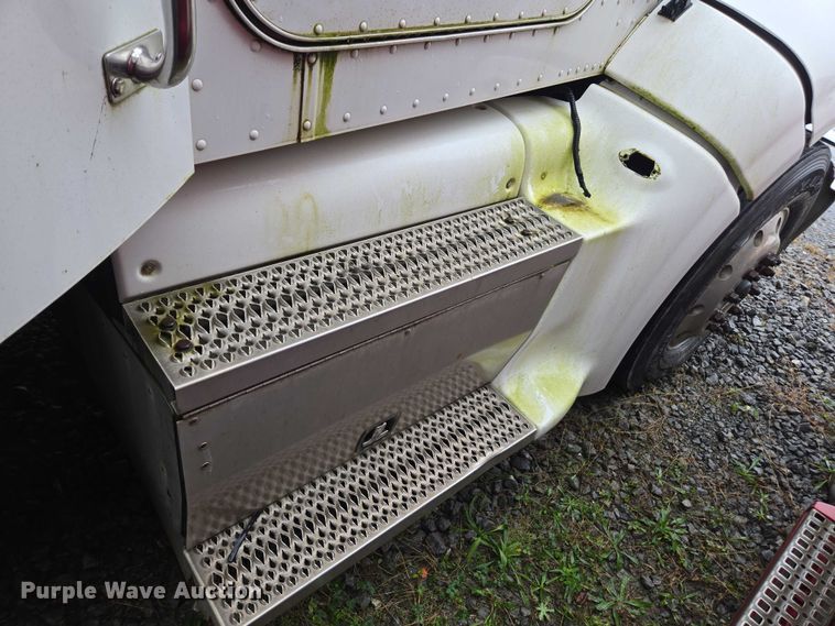 image for item DU2543 2013 Peterbilt 386 semi truck