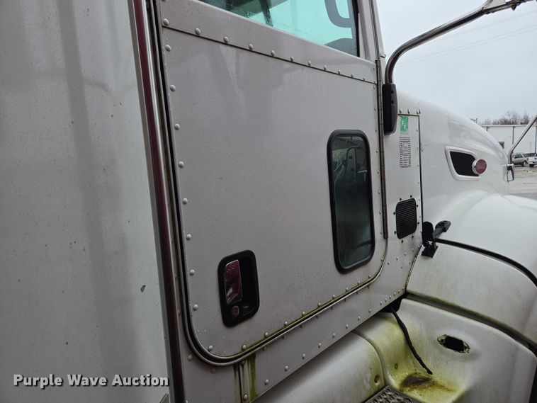 image for item DU2543 2013 Peterbilt 386 semi truck