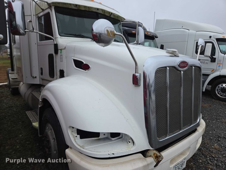 image for item DU2543 2013 Peterbilt 386 semi truck