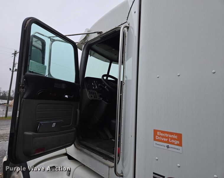 image for item DU2543 2013 Peterbilt 386 semi truck