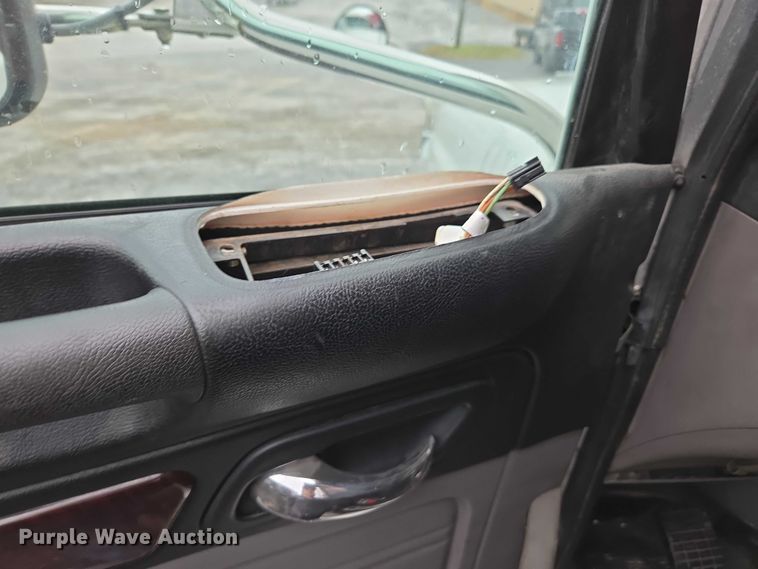 image for item DU2543 2013 Peterbilt 386 semi truck