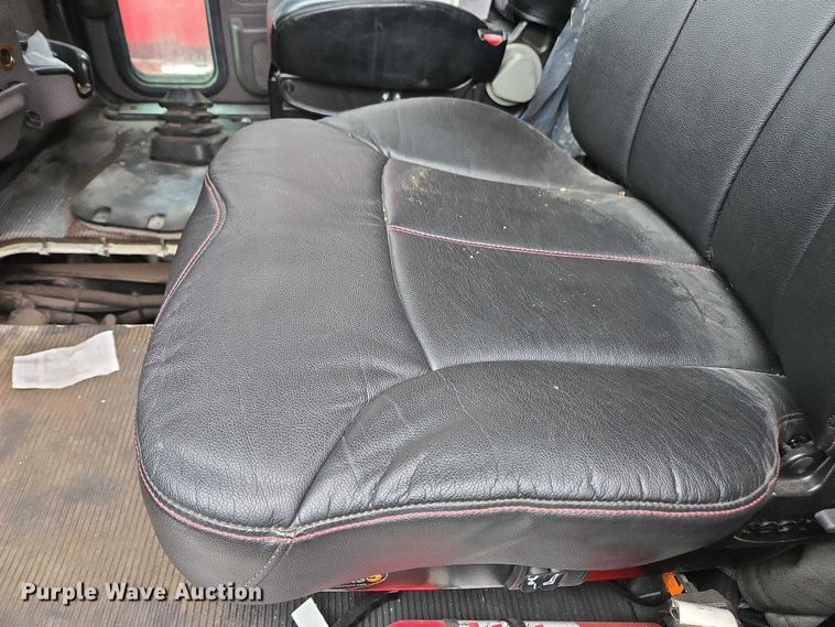 image for item DU2543 2013 Peterbilt 386 semi truck