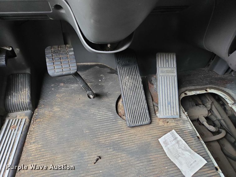 image for item DU2543 2013 Peterbilt 386 semi truck