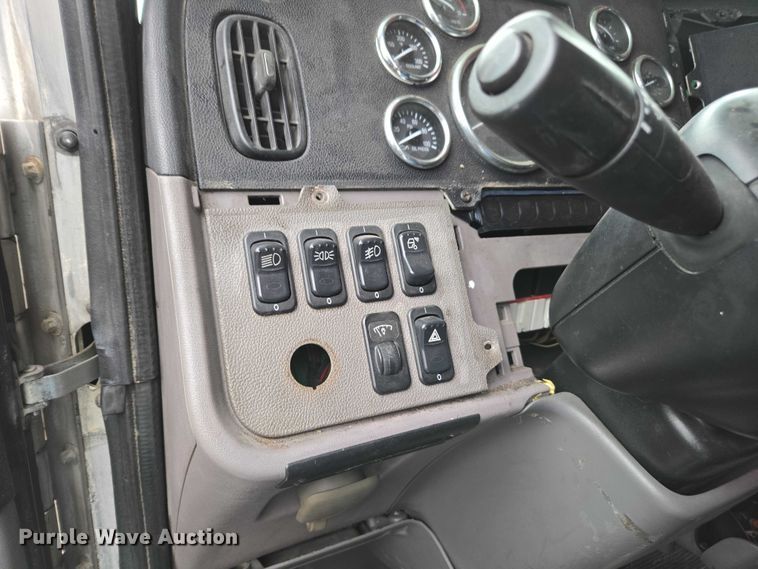 image for item DU2543 2013 Peterbilt 386 semi truck