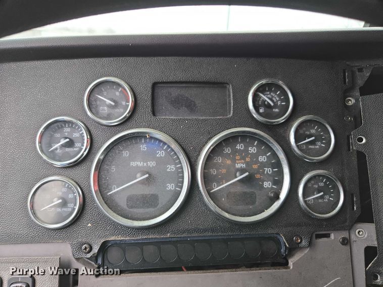 image for item DU2543 2013 Peterbilt 386 semi truck