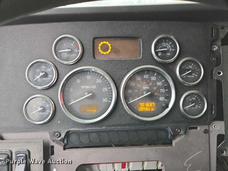 image for item DU2543 2013 Peterbilt 386 semi truck