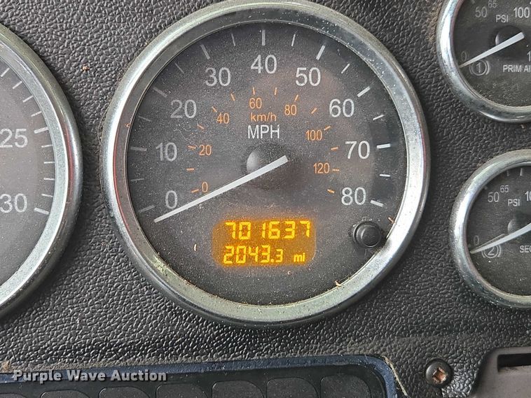 image for item DU2543 2013 Peterbilt 386 semi truck