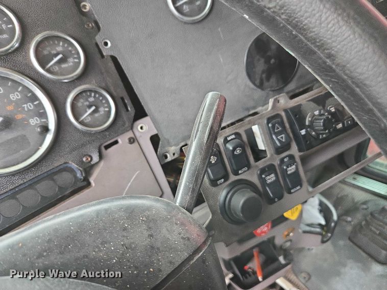 image for item DU2543 2013 Peterbilt 386 semi truck