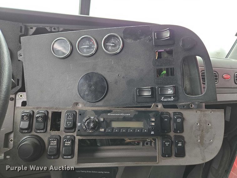 image for item DU2543 2013 Peterbilt 386 semi truck