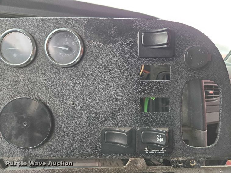 image for item DU2543 2013 Peterbilt 386 semi truck