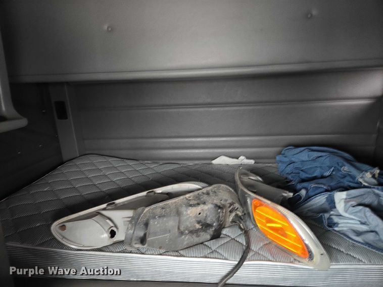 image for item DU2543 2013 Peterbilt 386 semi truck