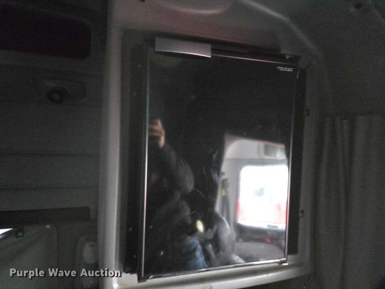 image for item DU2543 2013 Peterbilt 386 semi truck