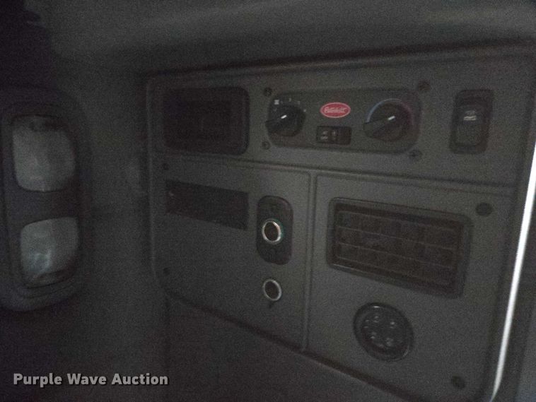 image for item DU2543 2013 Peterbilt 386 semi truck