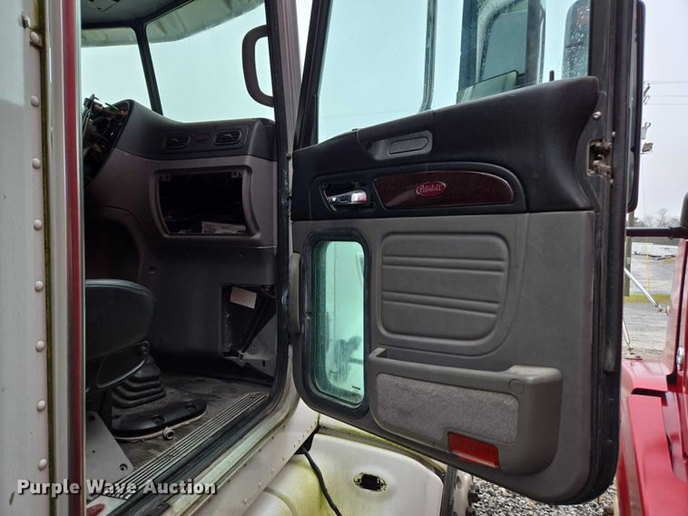 image for item DU2543 2013 Peterbilt 386 semi truck