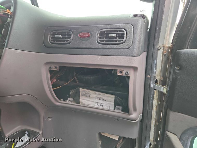 image for item DU2543 2013 Peterbilt 386 semi truck