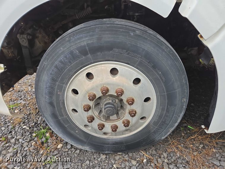 image for item DU2543 2013 Peterbilt 386 semi truck