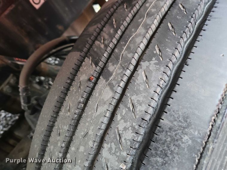 image for item DU2543 2013 Peterbilt 386 semi truck