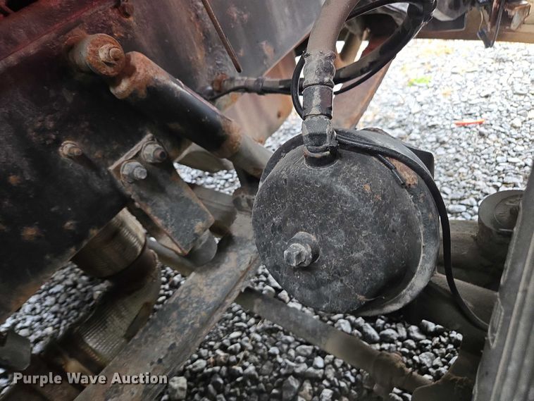 image for item DU2543 2013 Peterbilt 386 semi truck