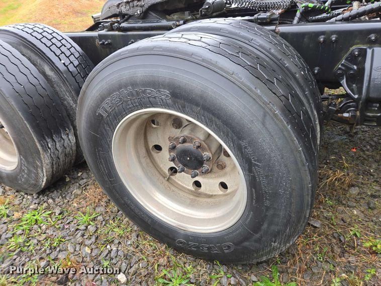 image for item DU2543 2013 Peterbilt 386 semi truck