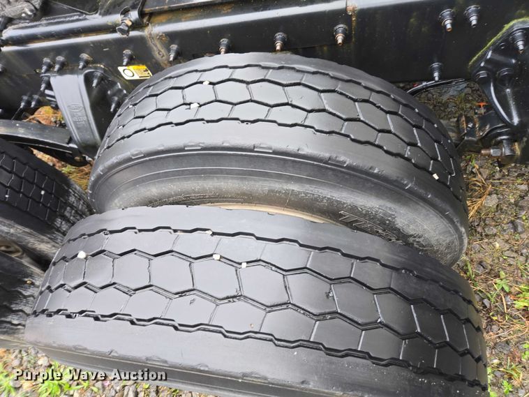 image for item DU2543 2013 Peterbilt 386 semi truck