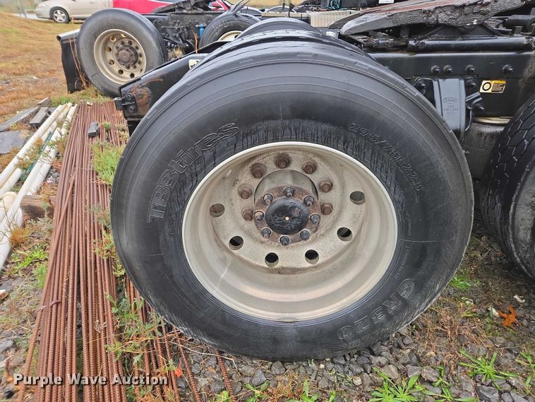 image for item DU2543 2013 Peterbilt 386 semi truck