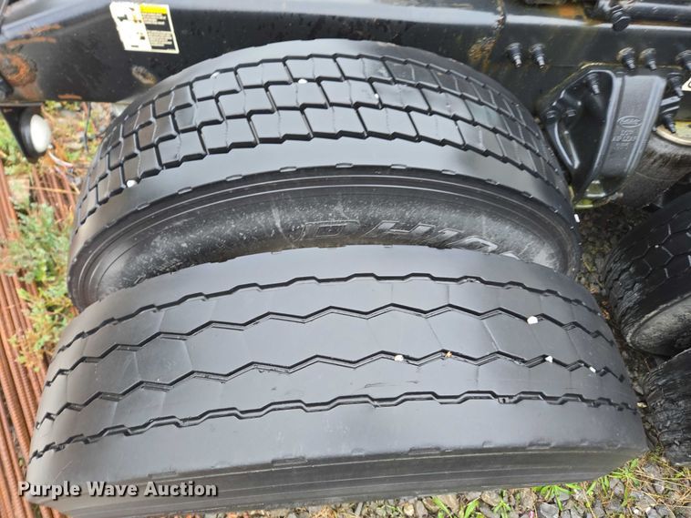 image for item DU2543 2013 Peterbilt 386 semi truck