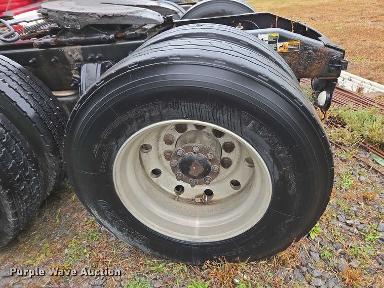 image for item DU2543 2013 Peterbilt 386 semi truck